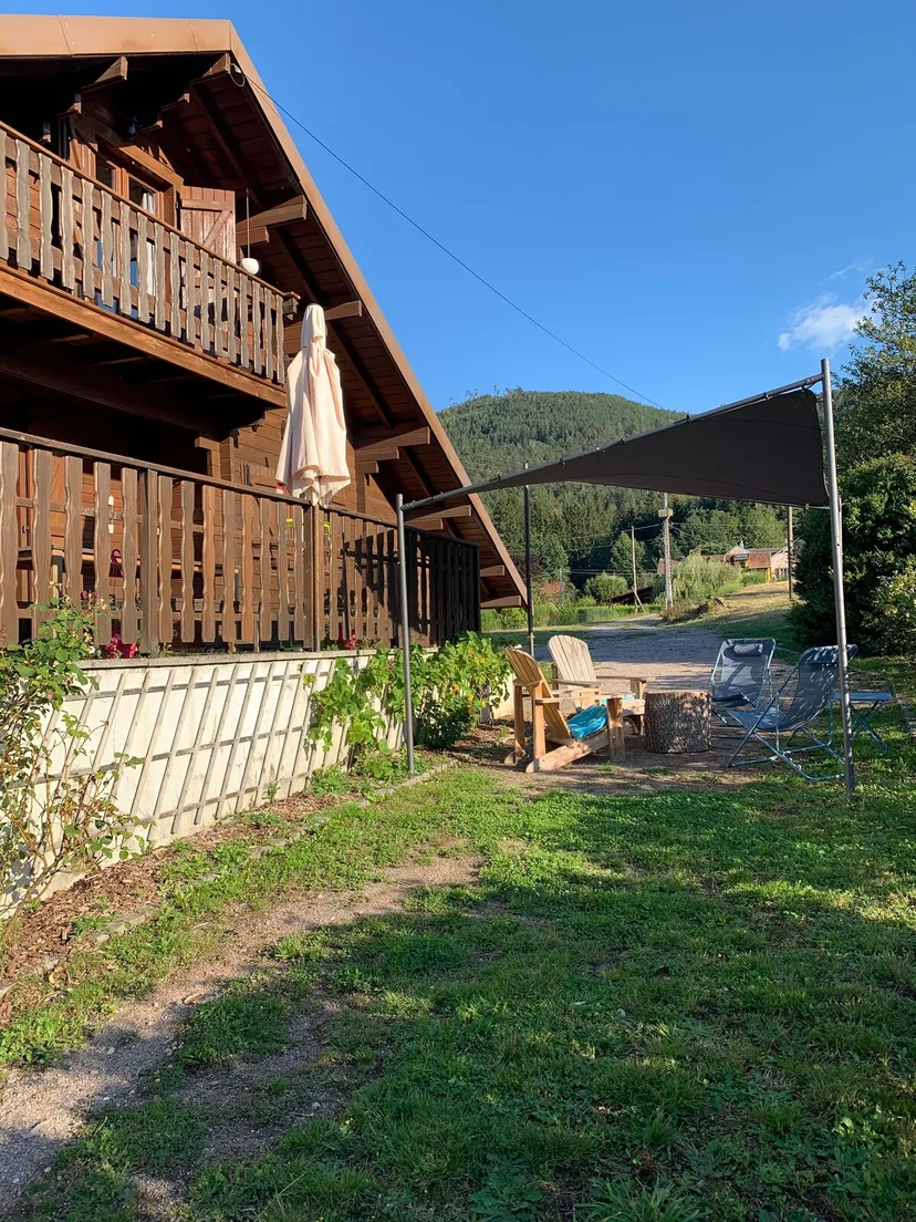 Chalet forestier avec piscine au bord de l'eau, proche de nancy