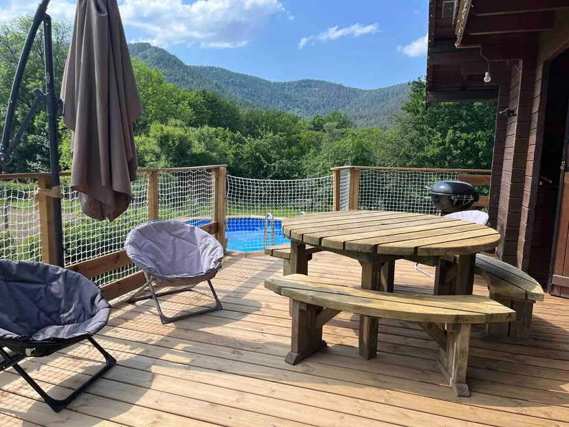 Chalet forestier avec piscine au bord de l'eau, proche de nancy