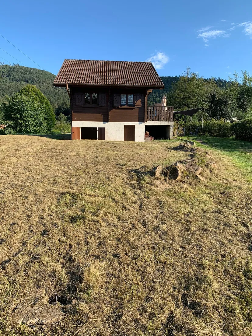 Chalet forestier avec piscine au bord de l'eau, proche de nancy