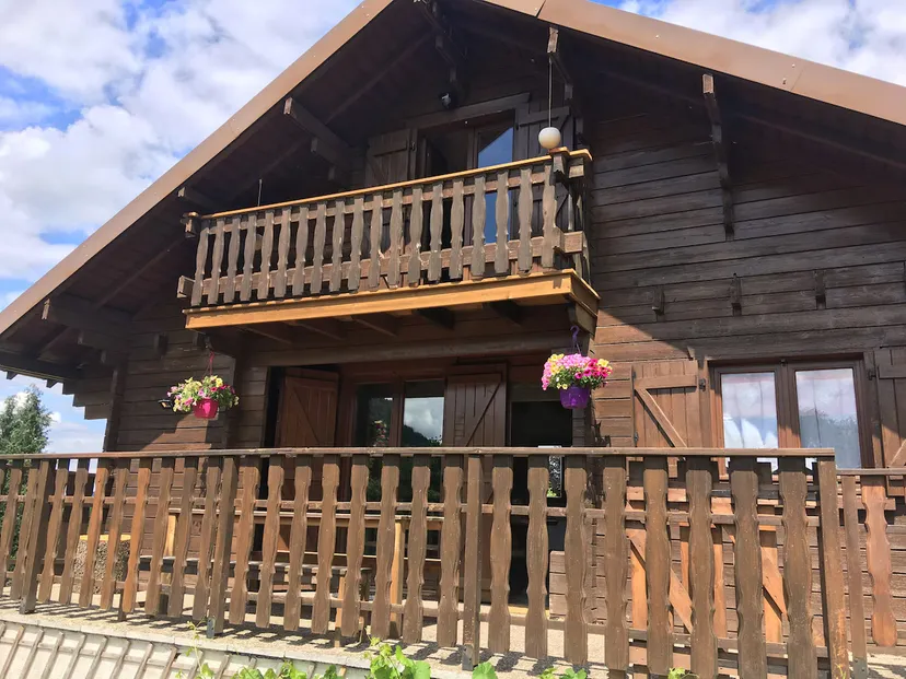 Chalet forestier avec piscine au bord de l'eau, proche de nancy
