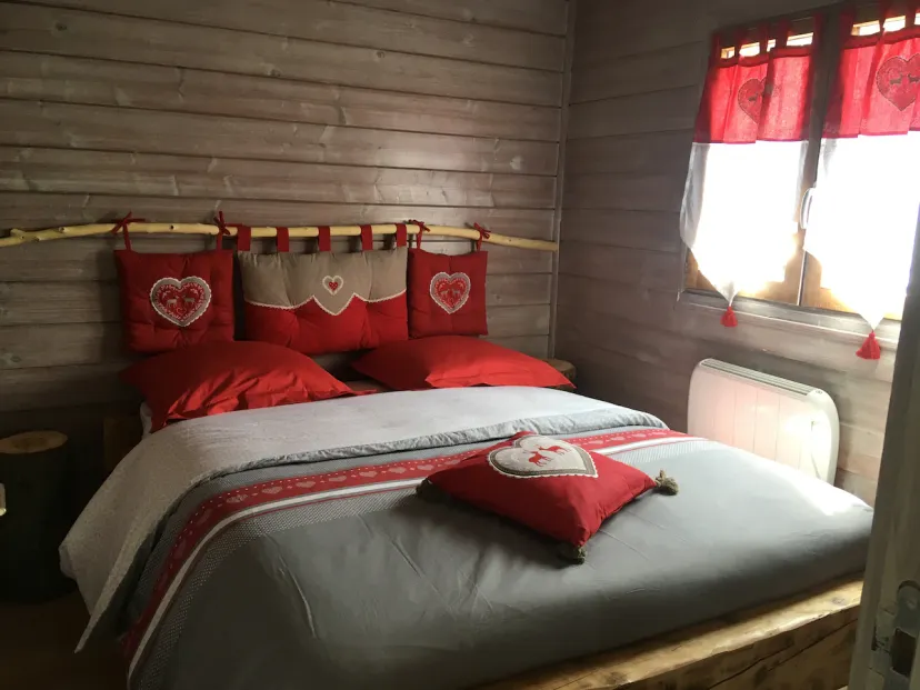 Chalet forestier avec piscine au bord de l'eau, proche de nancy