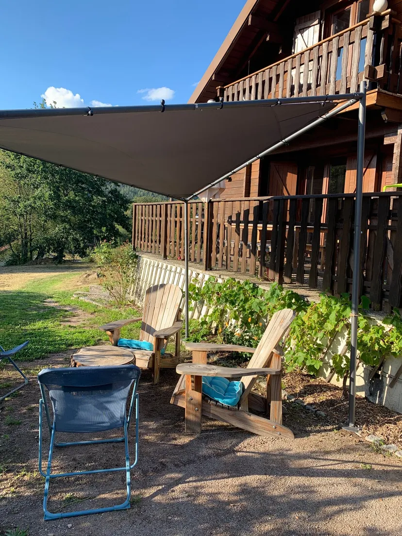 Chalet forestier avec piscine au bord de l'eau, proche de nancy