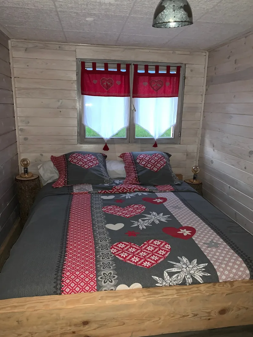Chalet forestier avec piscine au bord de l'eau, proche de nancy