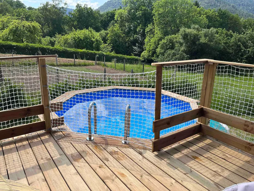 Chalet forestier avec piscine au bord de l'eau, proche de nancy