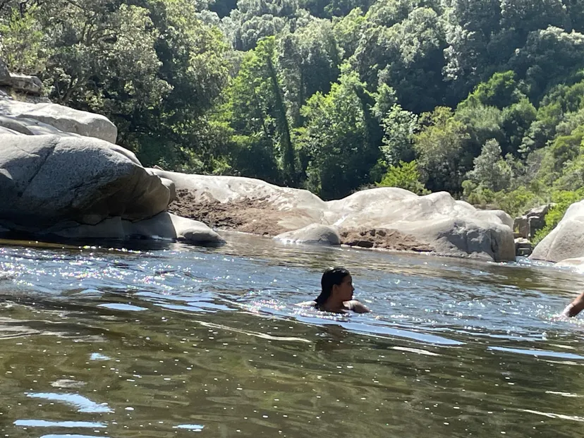 Gîte de pêche en Corse-du-Sud, rivière sauvage proche de Ajaccio, chalet nature