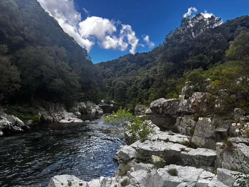 Gîte de pêche en Corse-du-Sud, rivière sauvage proche de Ajaccio, chalet nature