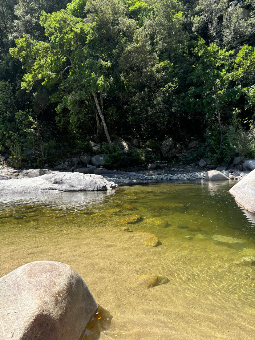Gîte de pêche en Corse-du-Sud, rivière sauvage proche de Ajaccio, chalet nature