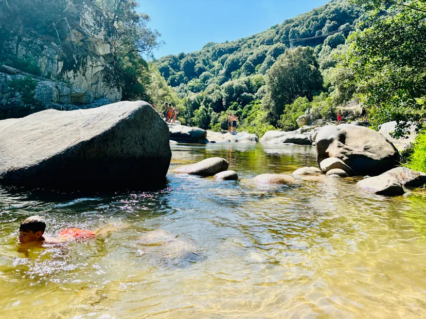 Gîte de pêche pour deux en corse-du-sud, rivière sauvage proche de ajaccio, chalet nature