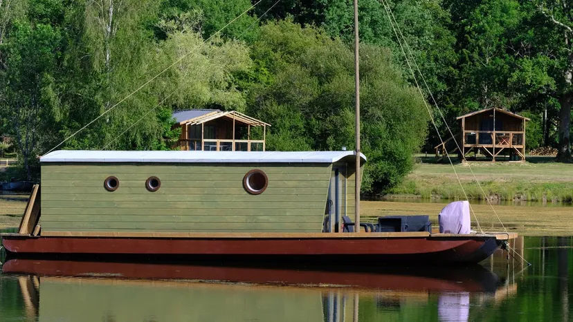 Bateau sur étang privé de 3 ha en Dordogne