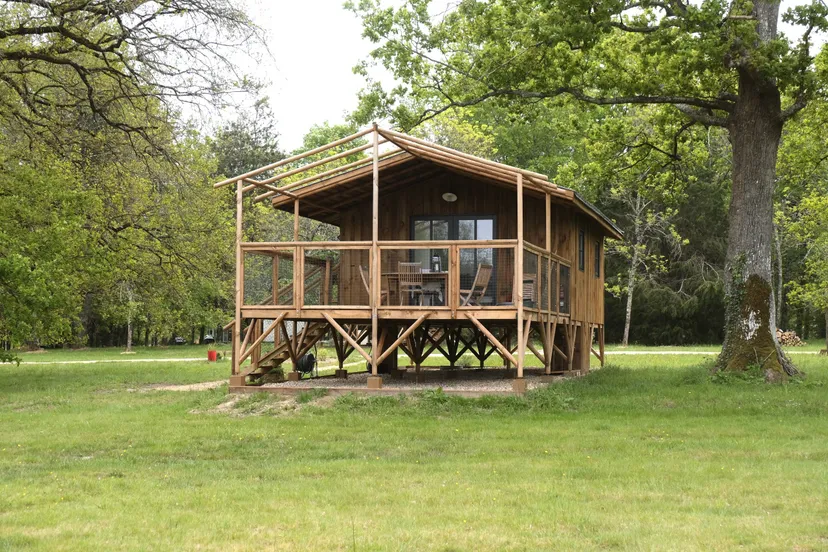 Chalet sur pilotis avec une grande terrasse pour 4 personnes