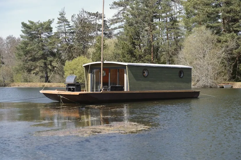 Bateau sur étang privé de 3 ha en Dordogne