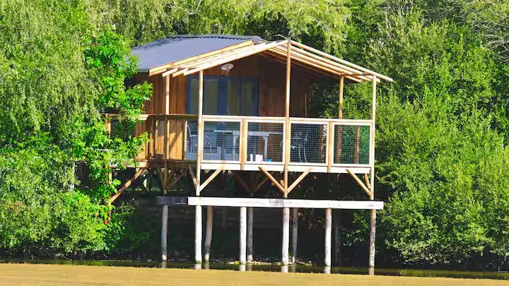 Cabanes sur pilotis avec vue imprenable sur l’étang