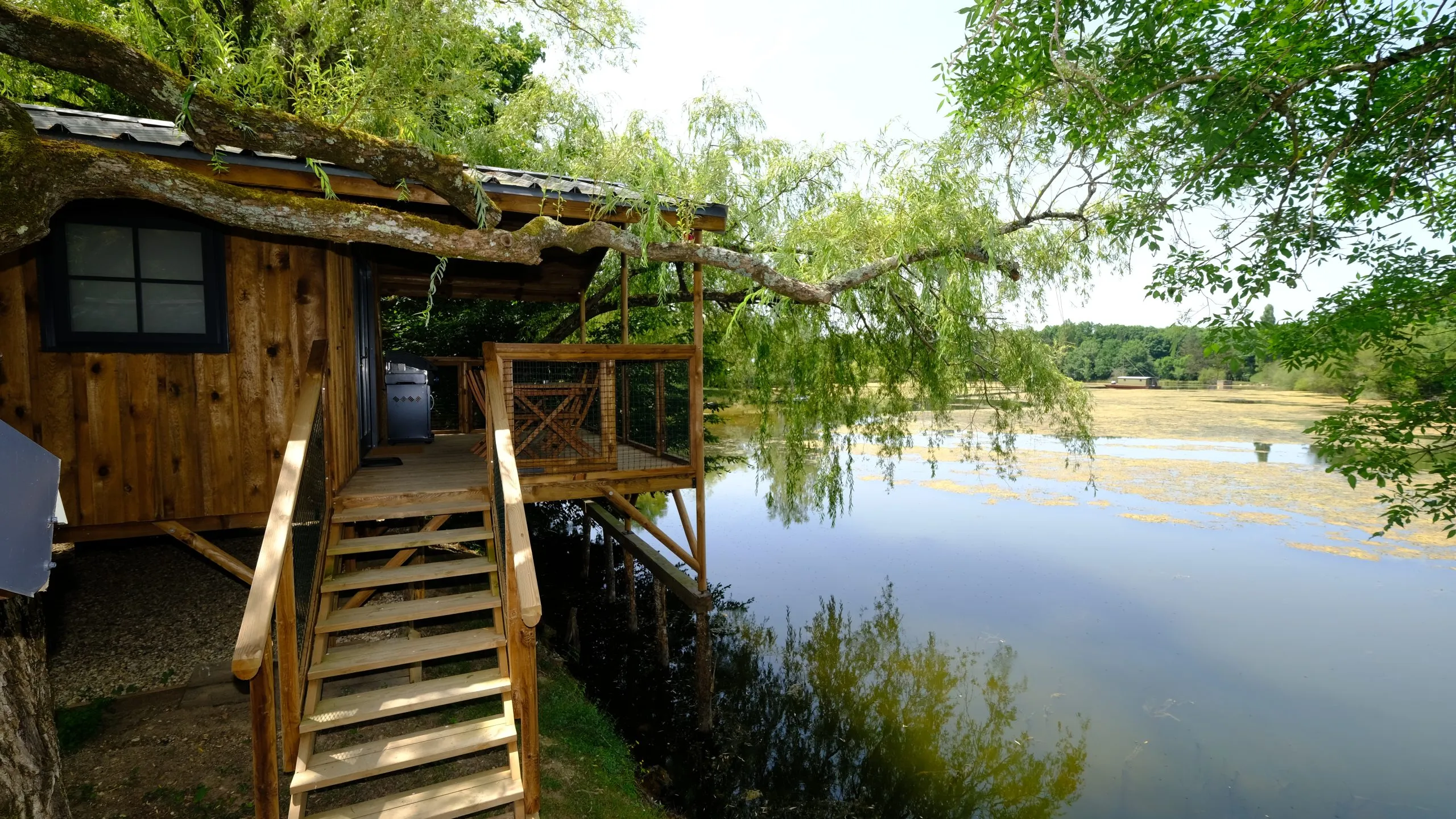 Chalet pilotis sur île privée avec vue imprenable sur l’étang