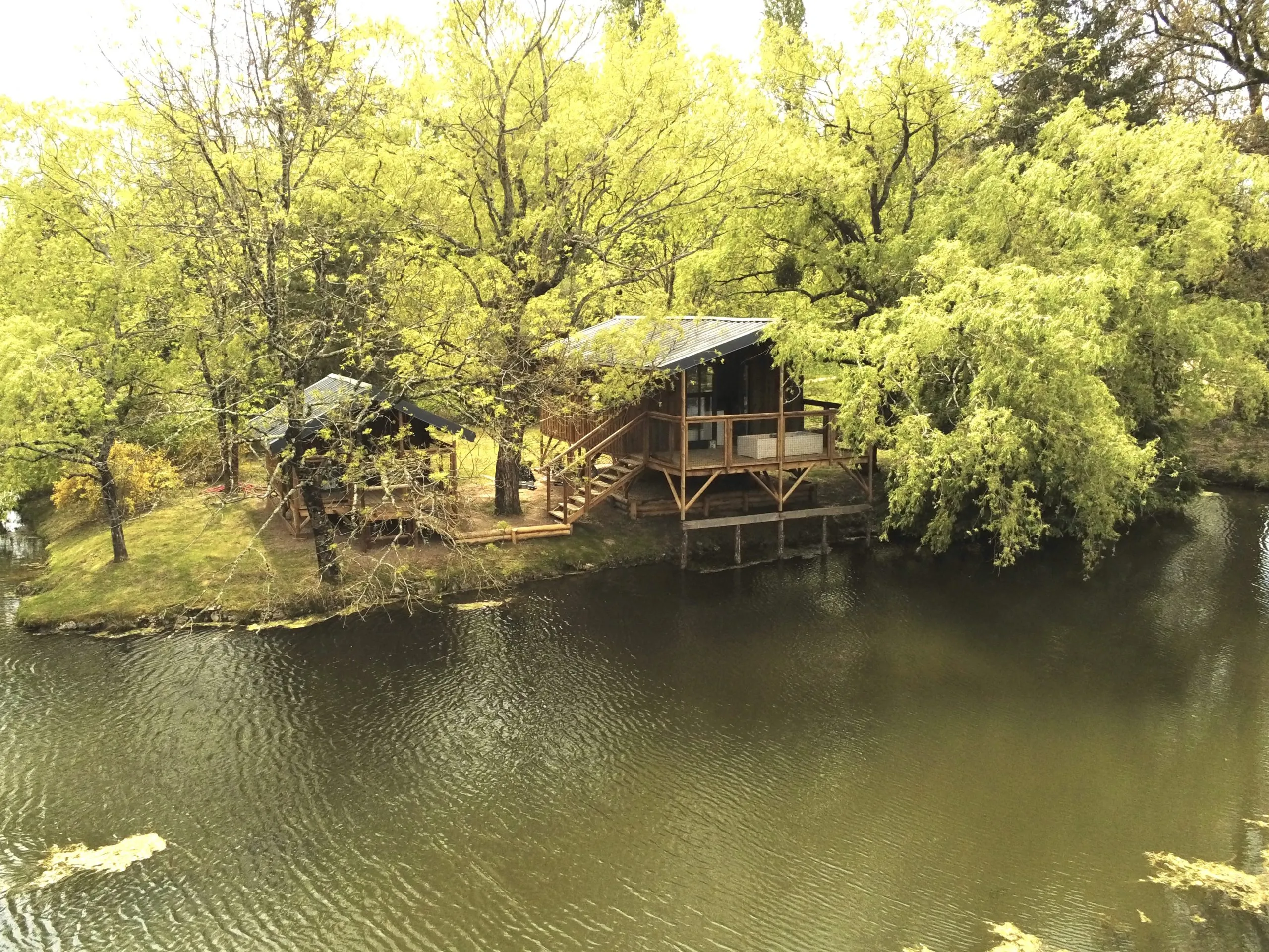 Chalet pilotis sur île privée avec vue imprenable sur l’étang