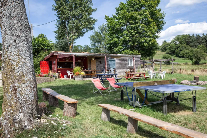 Gîte de Groupe avec 3 étangs pour un total de 0,8ha proche de Saint-Etienne