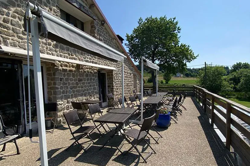 Gîte de Groupe avec 3 étangs pour un total de 0,8ha proche de Saint-Etienne