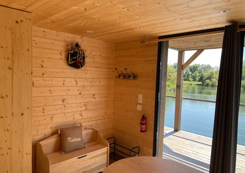 Séjour d'exception en écolodge flottant sur un lac cristallin de 3,5 ha, proche de Bourges