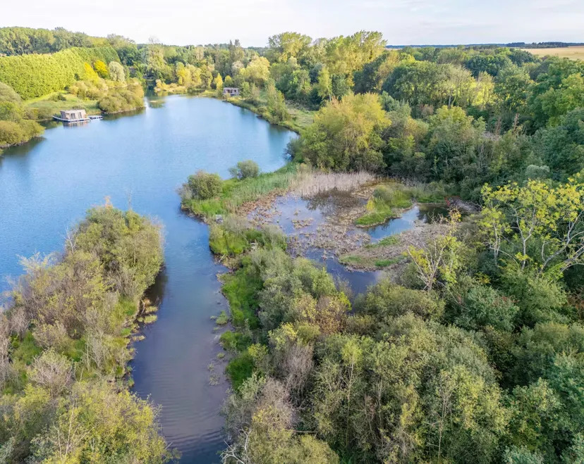 Séjour d'exception en écolodge flottant sur un lac cristallin de 3,5 ha, proche de Bourges