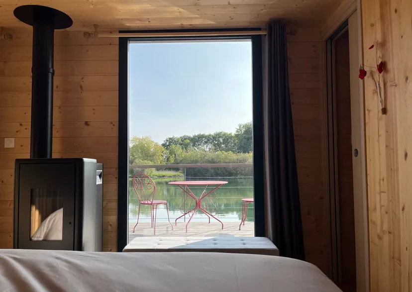 Séjour d'exception en écolodge flottant sur un lac cristallin de 3,5 ha, proche de Bourges