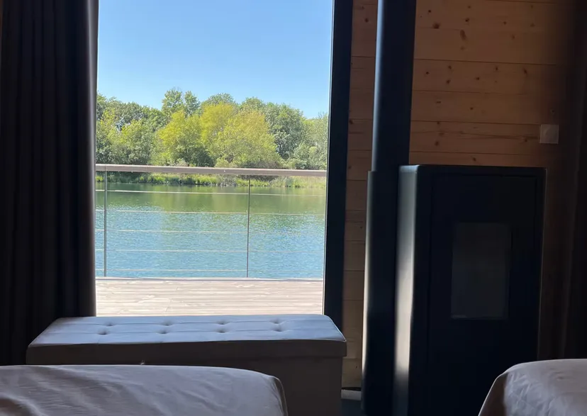 Séjour d'exception en écolodge flottant sur un lac cristallin de 3,5 ha, proche de Bourges