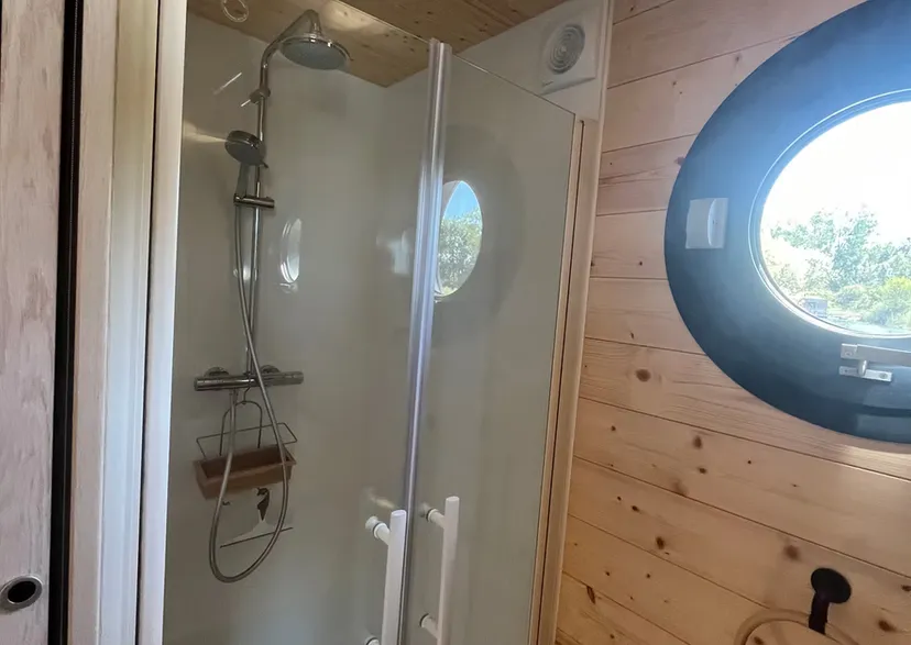 Séjour d'exception en écolodge flottant sur un lac cristallin de 3,5 ha, proche de Bourges