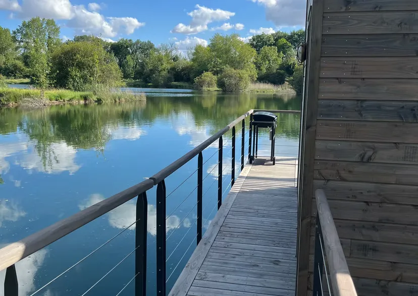 Privatisation du domaine avec ses 2 lodges flottants sur un lac cristallin de 3,5 ha