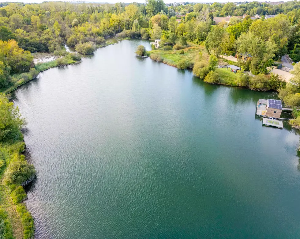 Privatisation du domaine avec ses 2 lodges flottants sur un lac cristallin de 3,5 ha