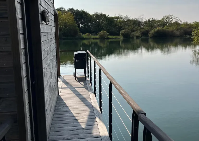 Privatisation du domaine avec ses 2 lodges flottants sur un lac cristallin de 3,5 ha