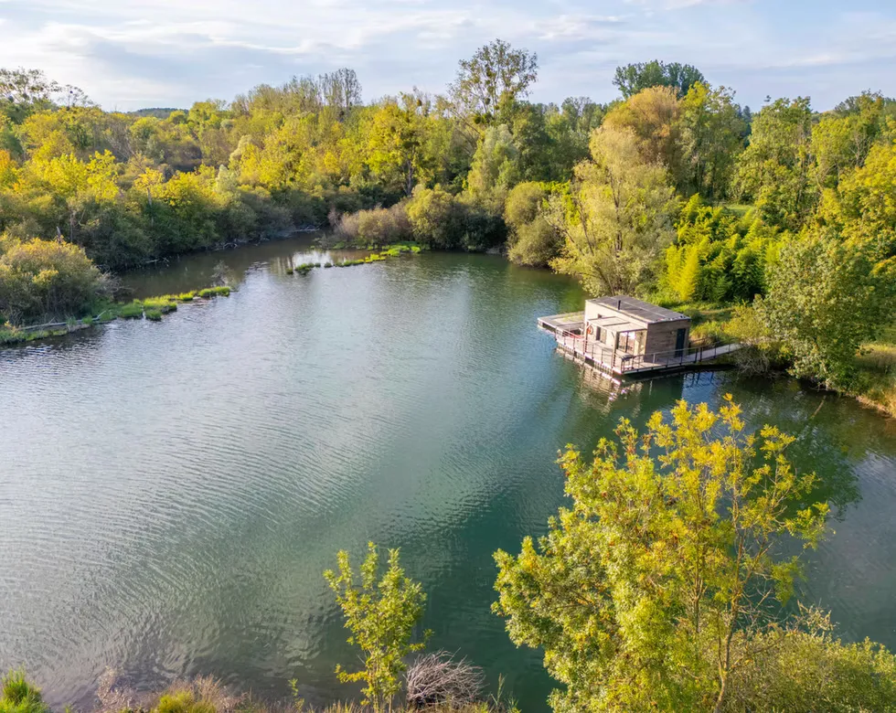 Privatisation du domaine avec ses 2 lodges flottants sur un lac cristallin de 3,5 ha