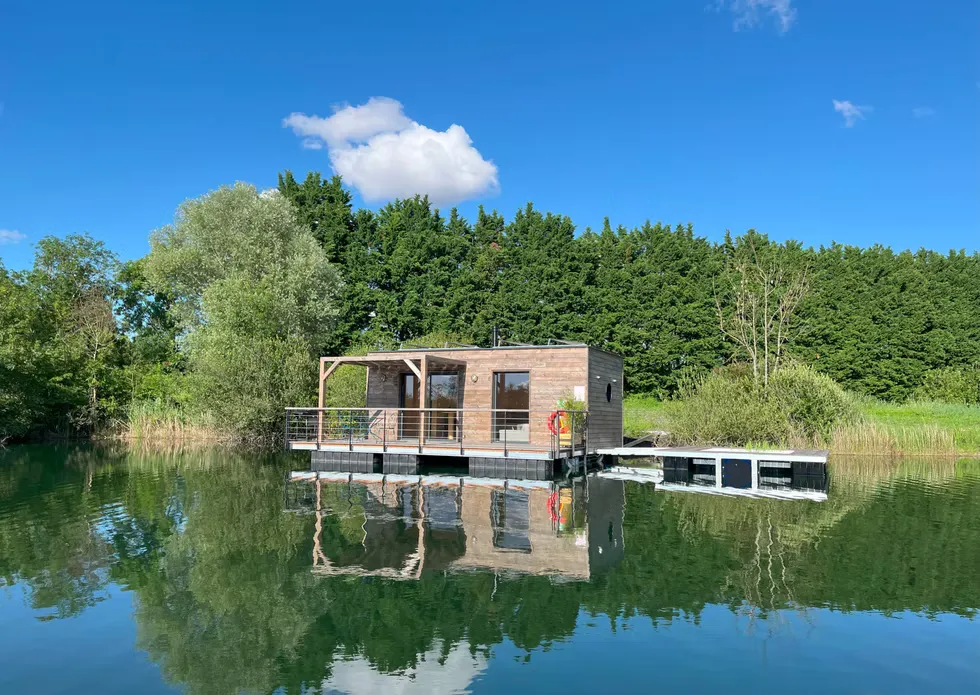 Privatisation du domaine avec ses 2 lodges flottants sur un lac cristallin de 3,5 ha