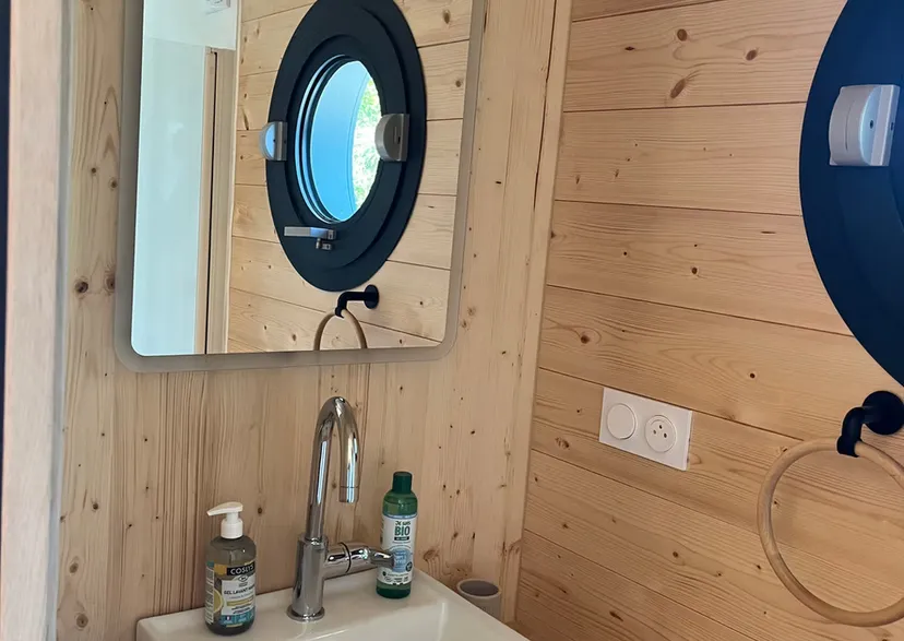 Privatisation du domaine avec ses 2 lodges flottants sur un lac cristallin de 3,5 ha