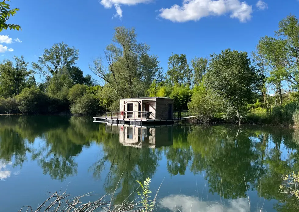 Privatisation du domaine avec ses 2 lodges flottants sur un lac cristallin de 3,5 ha