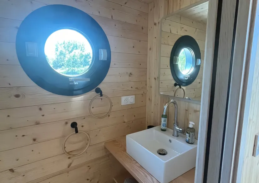 Privatisation du domaine avec ses 2 lodges flottants sur un lac cristallin de 3,5 ha