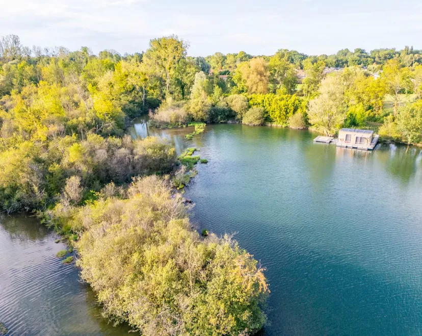 Privatisation du domaine avec ses 2 lodges flottants sur un lac cristallin de 3,5 ha