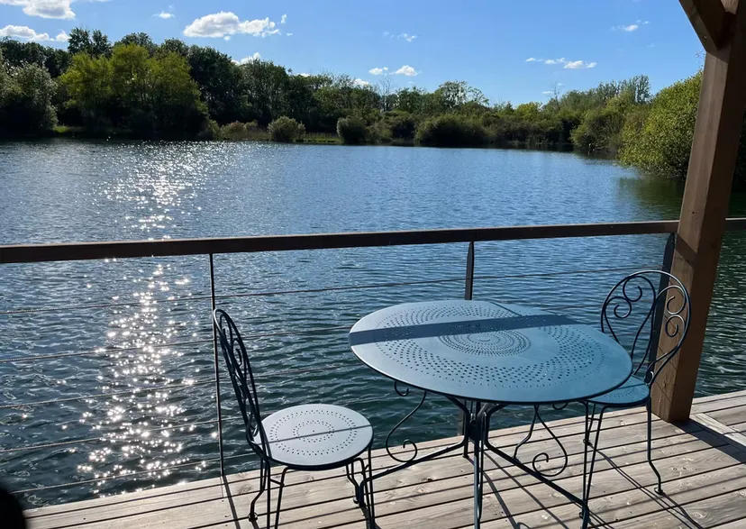 Privatisation du domaine avec ses 2 lodges flottants sur un lac cristallin de 3,5 ha