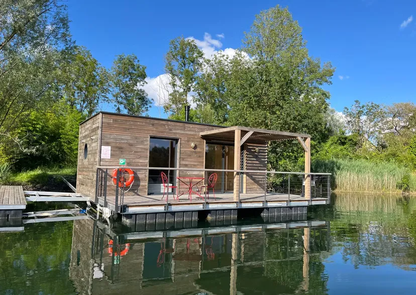 Privatisation du domaine avec ses 2 lodges flottants sur un lac cristallin de 3,5 ha