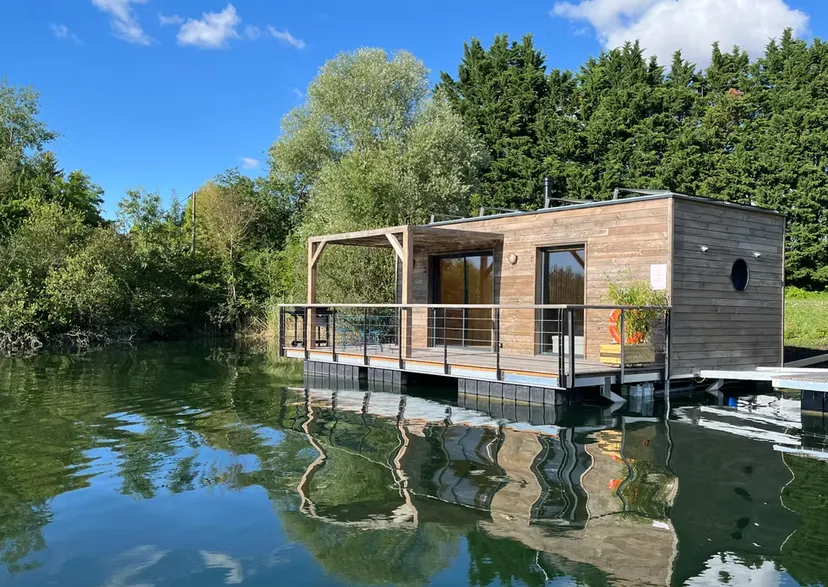 Privatisation du domaine avec ses 2 lodges flottants sur un lac cristallin de 3,5 ha