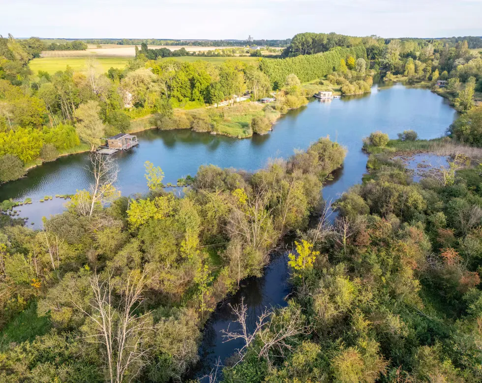Privatisation du domaine avec ses 2 lodges flottants sur un lac cristallin de 3,5 ha