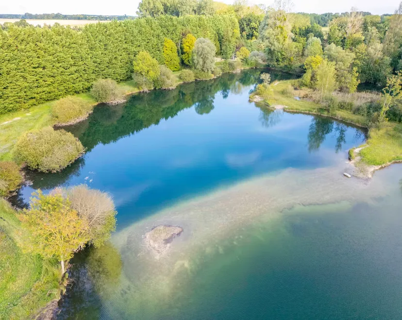 Privatisation du domaine avec ses 2 lodges flottants sur un lac cristallin de 3,5 ha