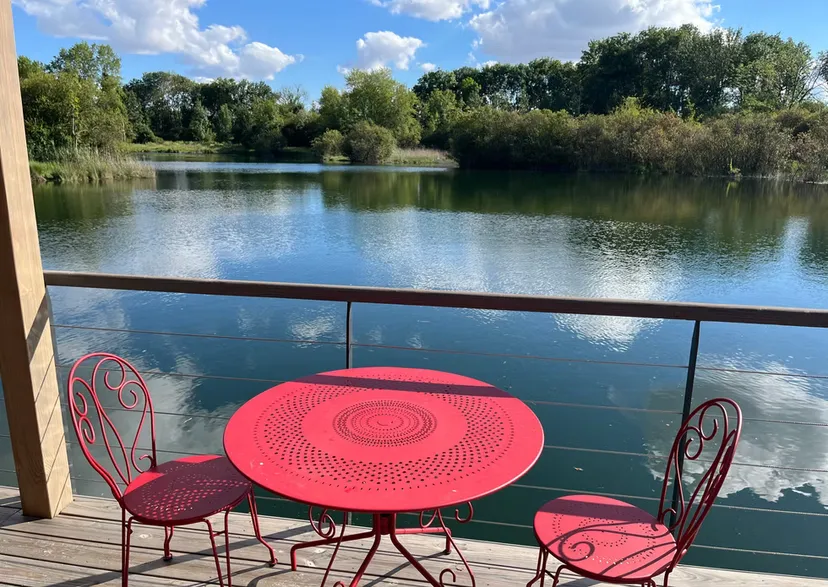 Privatisation du domaine avec ses 2 lodges flottants sur un lac cristallin de 3,5 ha
