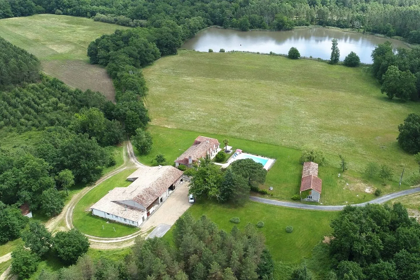 Grand domaine avec spa et accÚs à 6 étangs