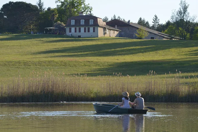Grand domaine avec spa et accÚs à 6 étangs