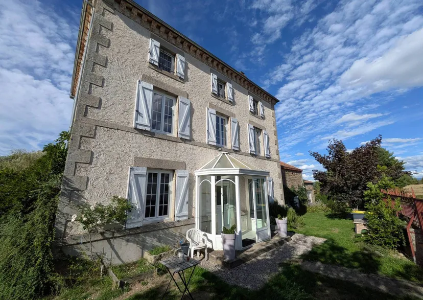 Chambre d'hôtes au bord d'un étang privé de 0,5ha en Auvergne