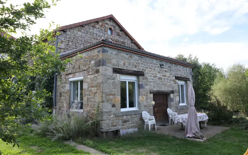Gîte familial au bord d'un étang de 0,5ha en Auvergne