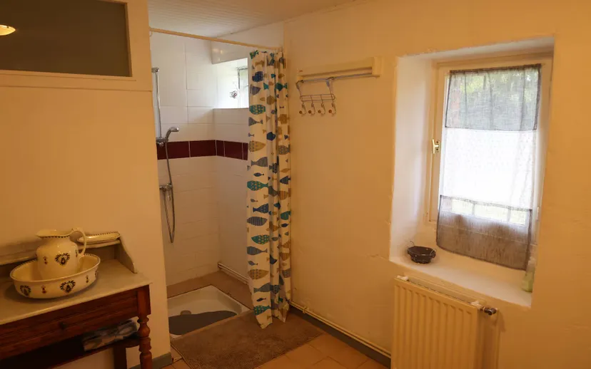 Gîte familial au bord d'un étang de 0,5ha en Auvergne