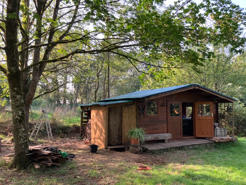Cabane with private pond 2.47 ac in Brittany