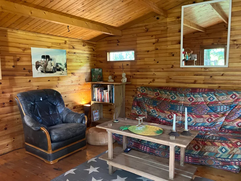 Cabane with private pond 2.47 ac in Brittany