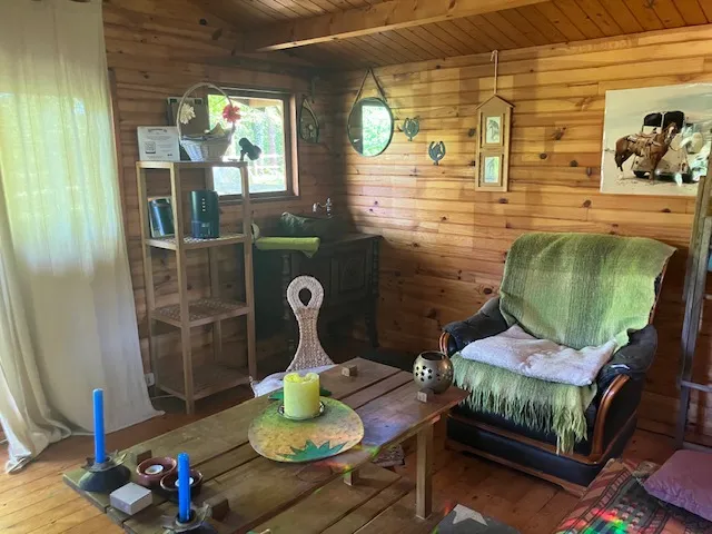 Cabane with private pond 2.47 ac in Brittany