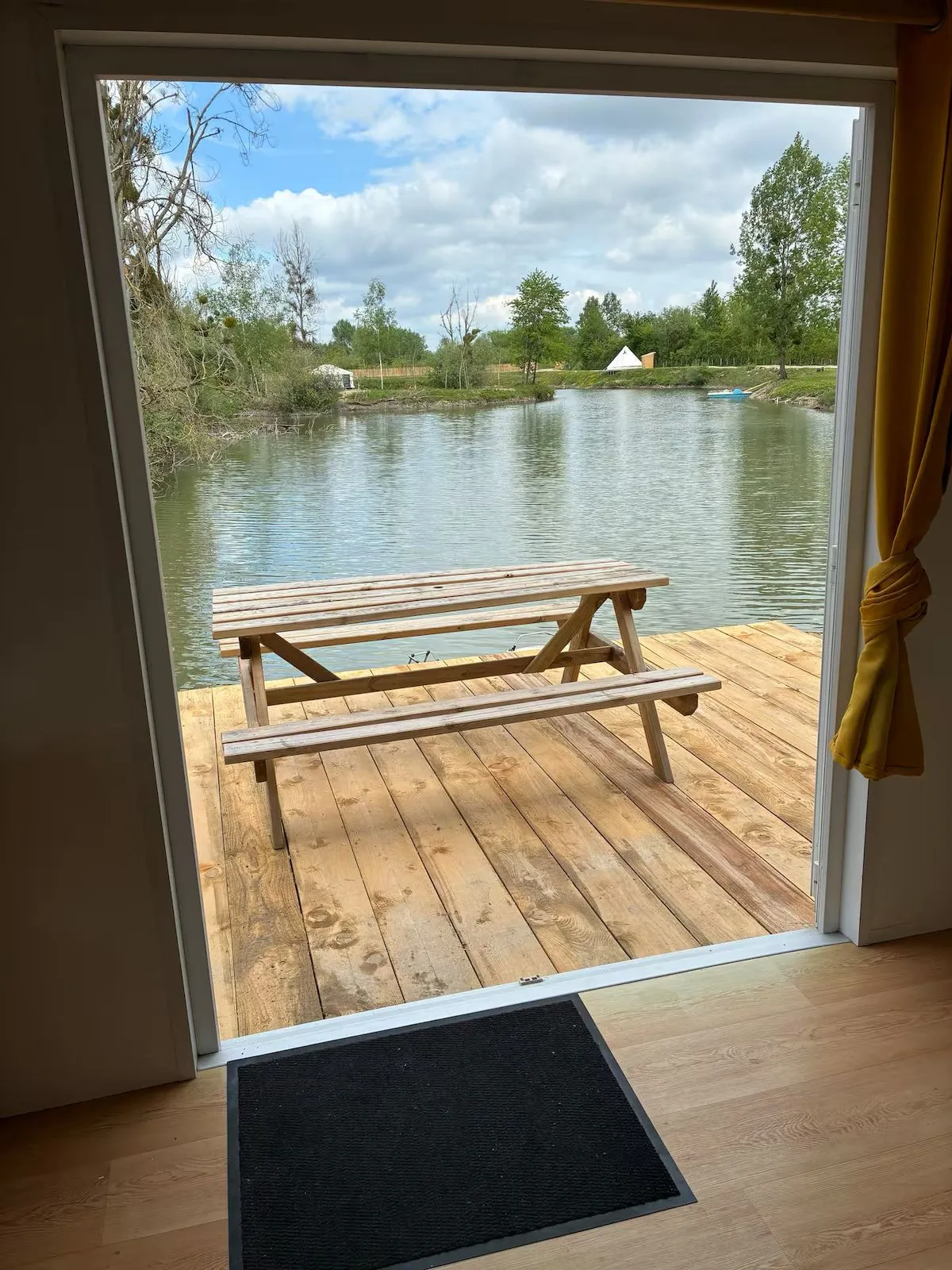 Mobil-home avec étang poissonneux dans le Grand Est