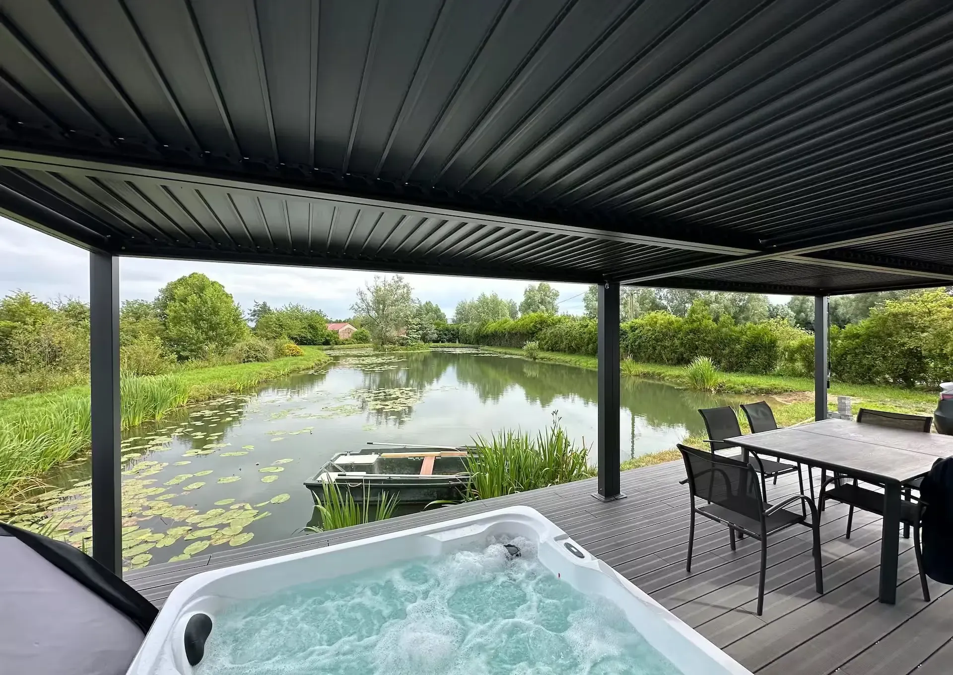 Mobil-home tout confort avec étang privatif de pêche dans les Hauts-de-France